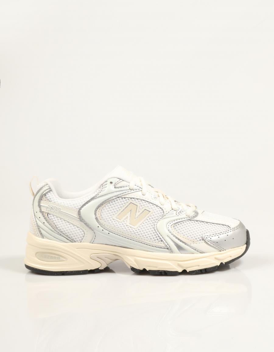 ZAPATILLAS NEW BALANCE 4530 en color Plata