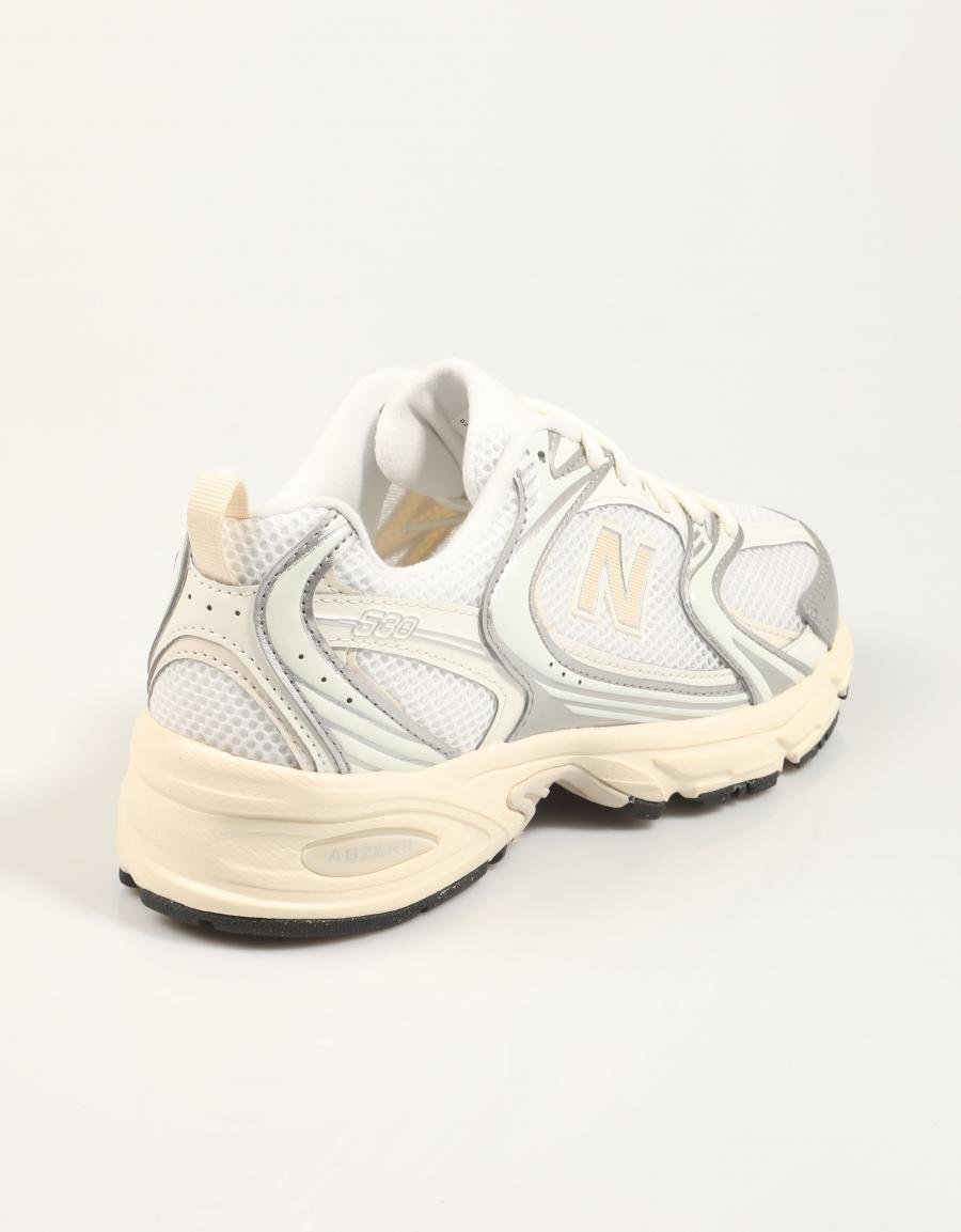 ZAPATILLAS NEW BALANCE 4530 en color Plata