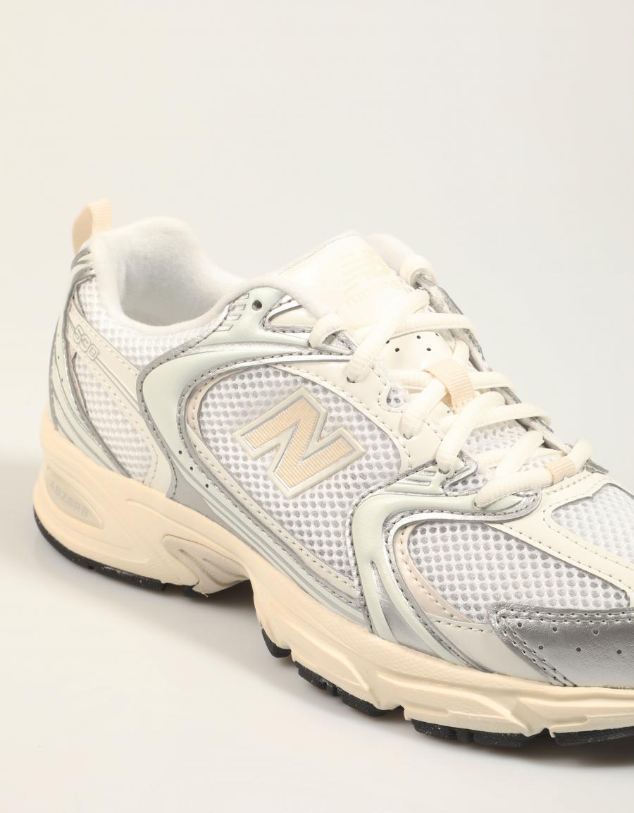 ZAPATILLAS NEW BALANCE 4530 en color Plata