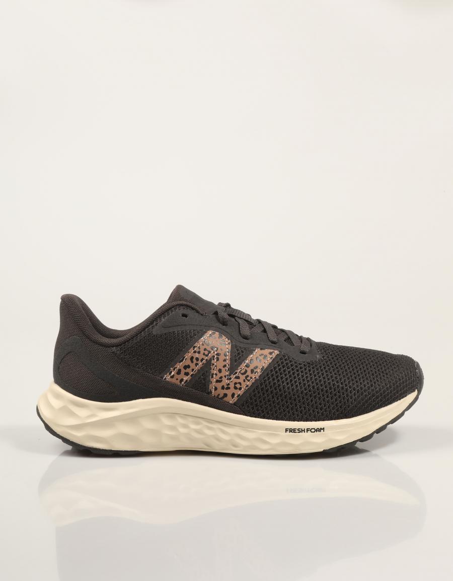 ZAPATILLAS NEW BALANCE WARIS en color Negro