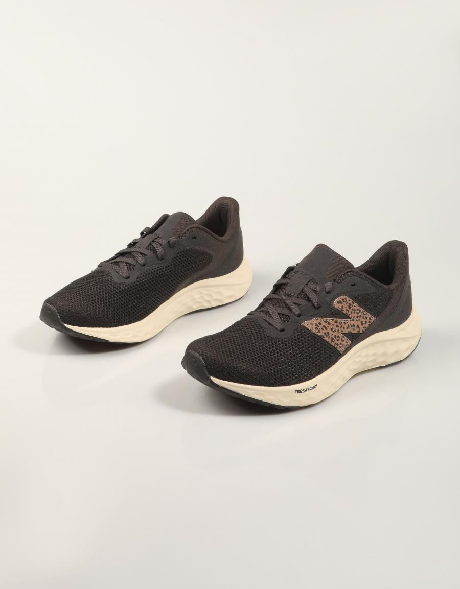 ZAPATILLAS NEW BALANCE WARIS en color Negro