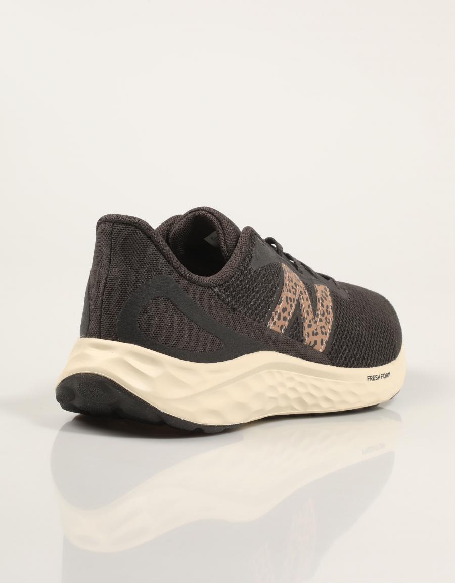 ZAPATILLAS NEW BALANCE WARIS en color Negro