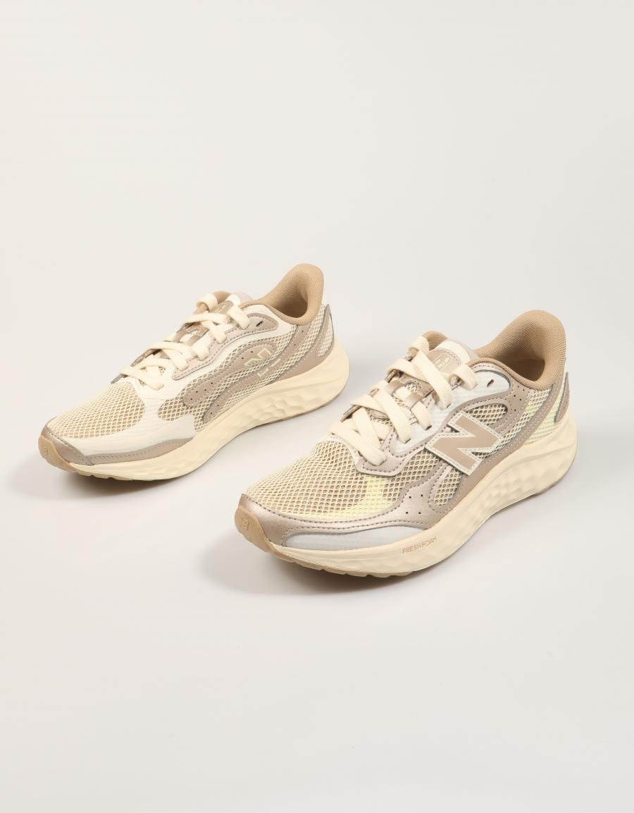 ZAPATILLAS NEW BALANCE WARIS en color Beige