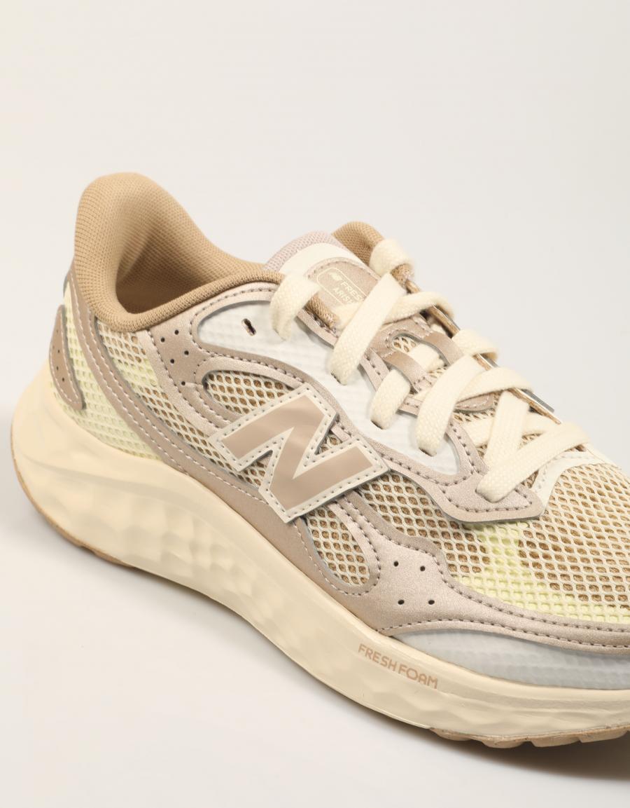 ZAPATILLAS NEW BALANCE WARIS en color Beige