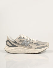 ZAPATILLAS NEW BALANCE WARIS en color Gris