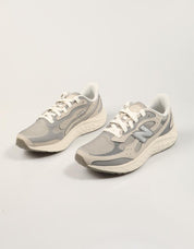 ZAPATILLAS NEW BALANCE WARIS en color Gris