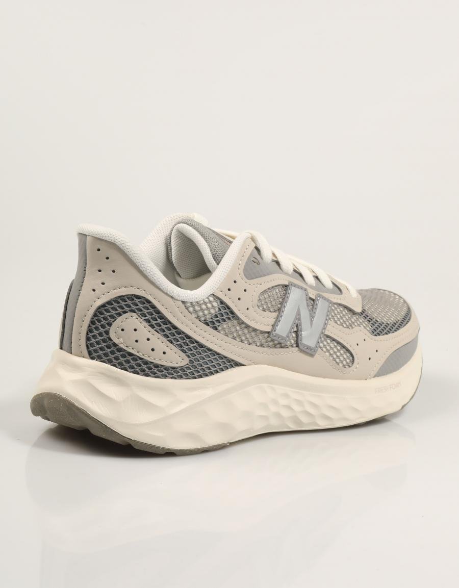 ZAPATILLAS NEW BALANCE WARIS en color Gris
