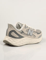ZAPATILLAS NEW BALANCE WARIS en color Gris
