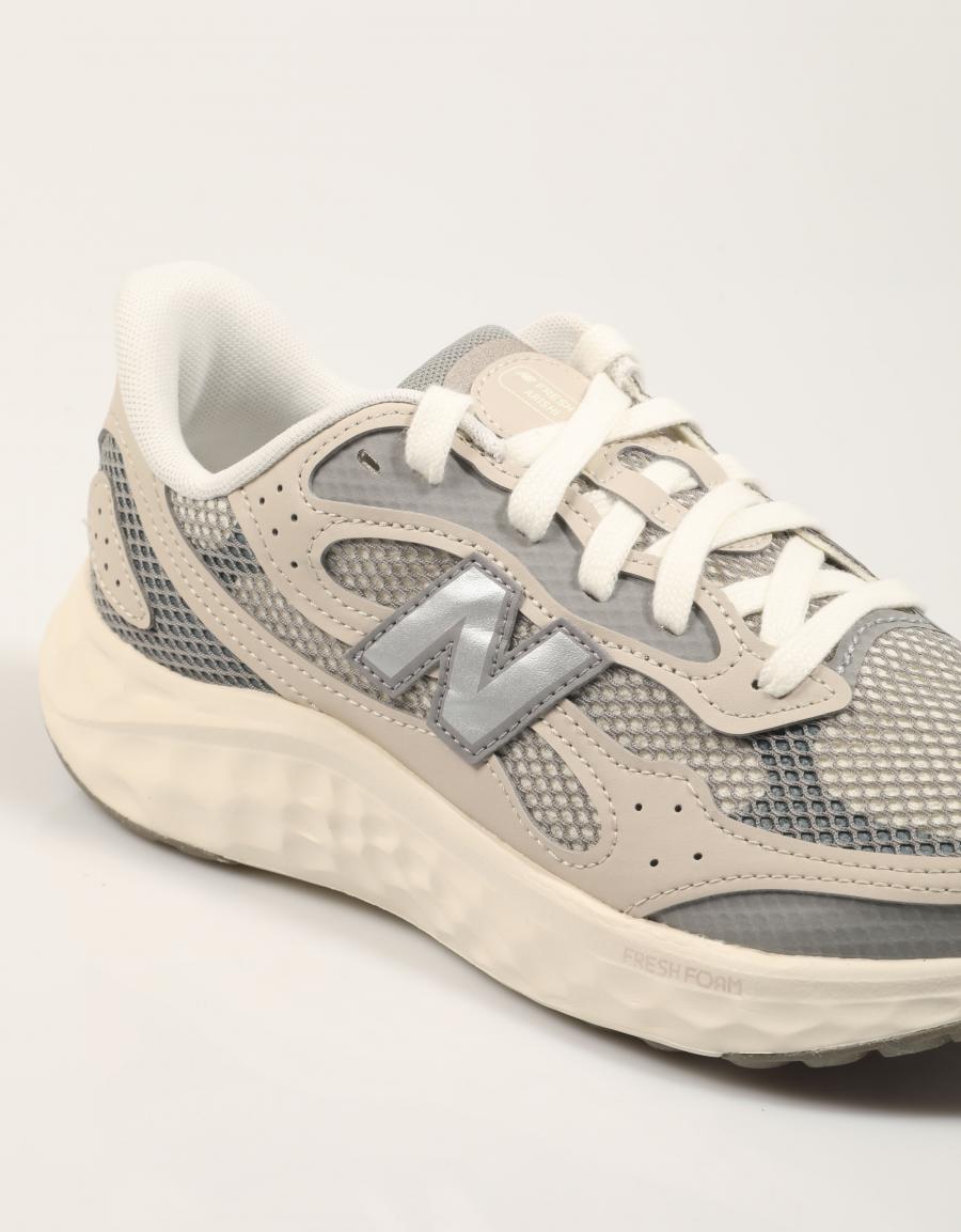 ZAPATILLAS NEW BALANCE WARIS en color Gris