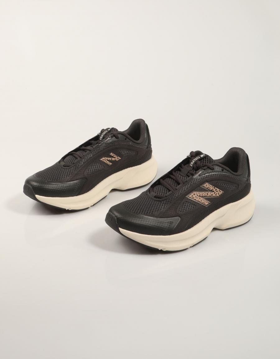 ZAPATILLAS NEW BALANCE WCAT en color Negro