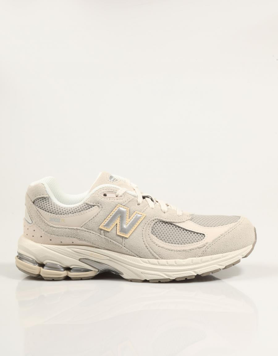 ZAPATILLAS NEW BALANCE GC2002 en color Beige