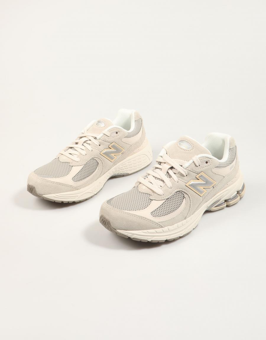 ZAPATILLAS NEW BALANCE GC2002 en color Beige