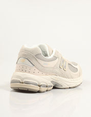 ZAPATILLAS NEW BALANCE GC2002 en color Beige