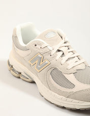 ZAPATILLAS NEW BALANCE GC2002 en color Beige