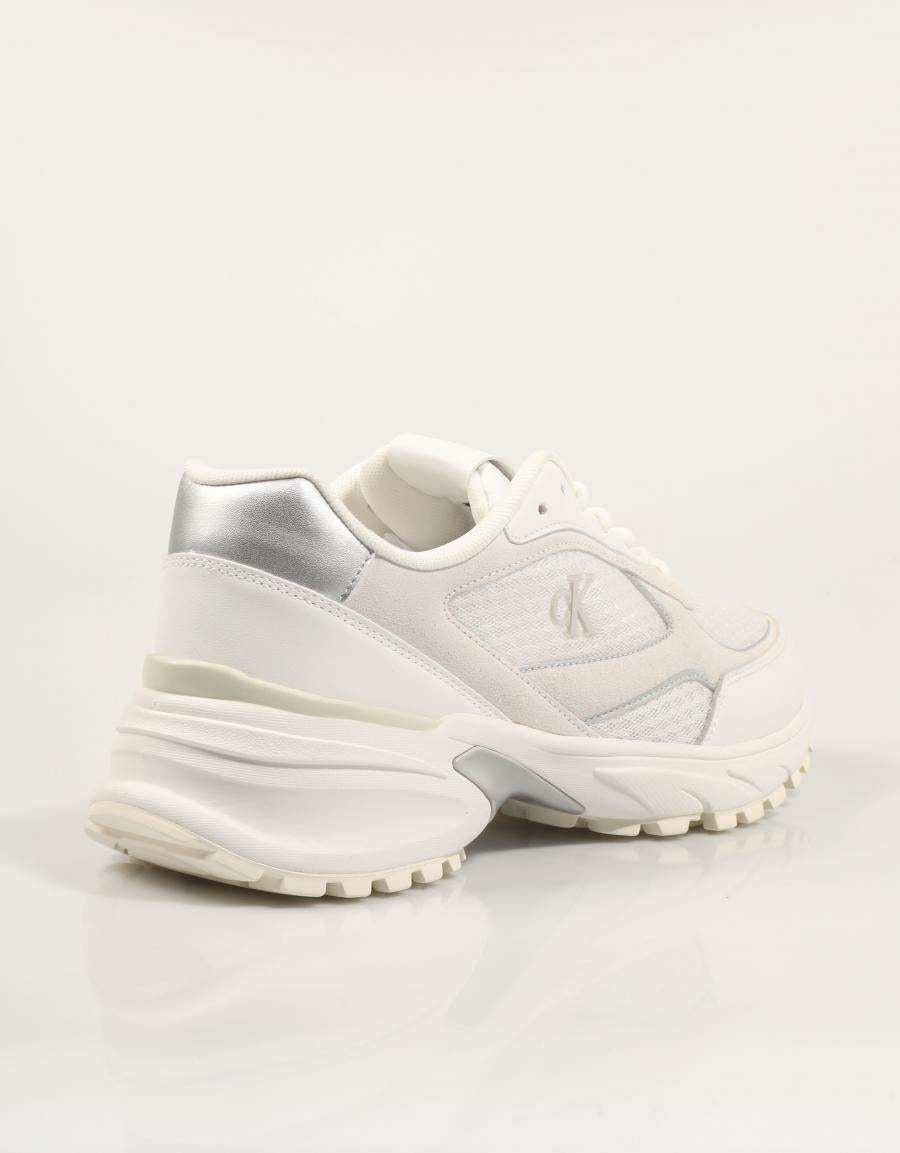 ZAPATILLAS CALVIN KLEIN HIKE RUNNER MESH MIX MET MG en color Blanco