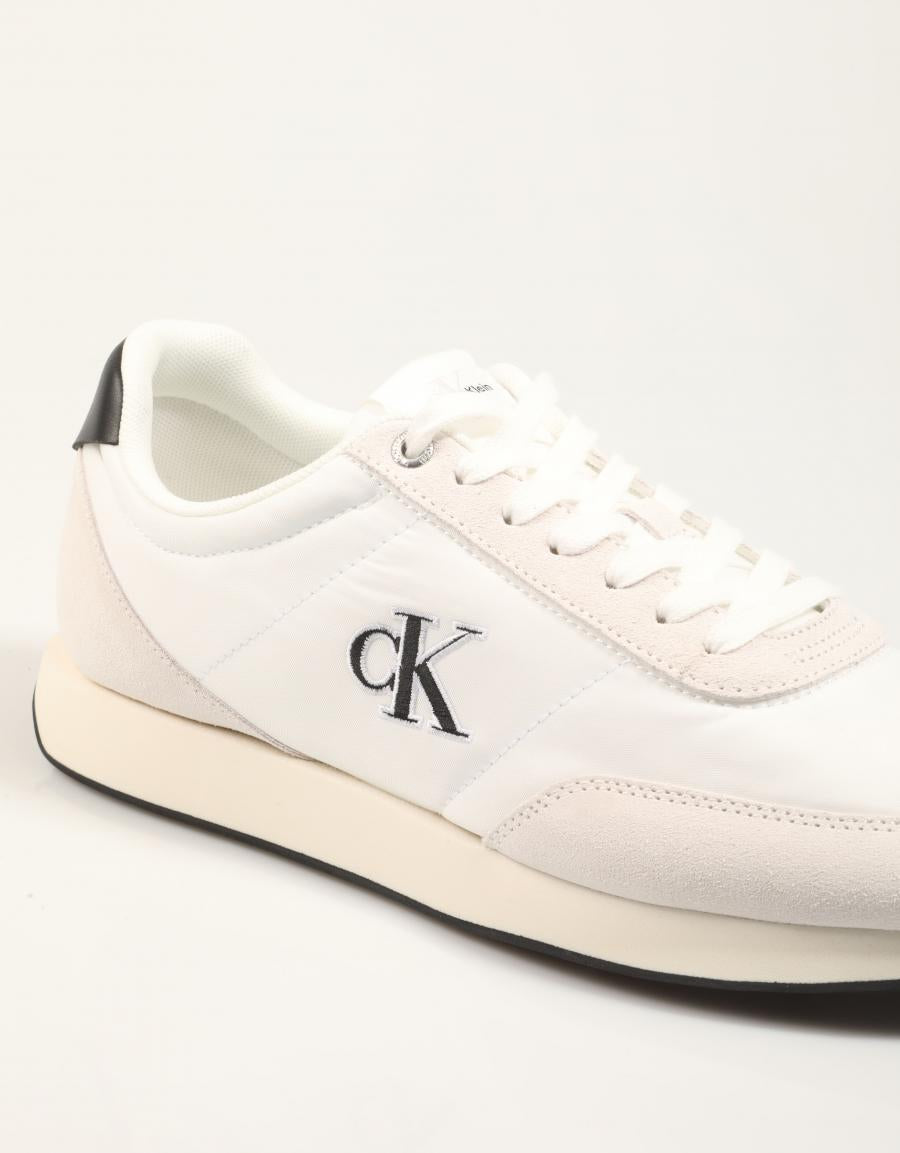 ZAPATILLAS CALVIN KLEIN RETRO RUNNER ESS MIX MAT en color Blanco