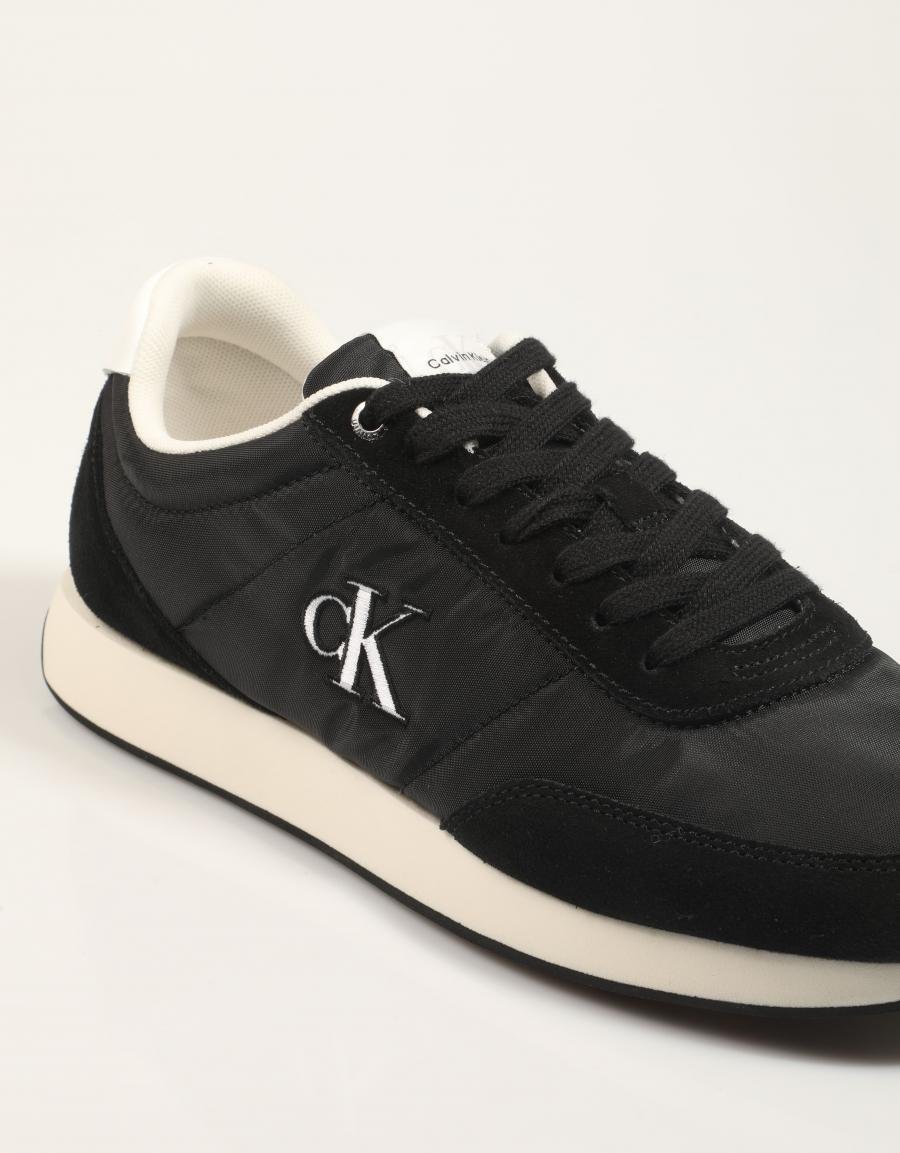 ZAPATILLAS CALVIN KLEIN RETRO RUNNER ESS MIX MAT en color Negro