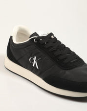 ZAPATILLAS CALVIN KLEIN RETRO RUNNER ESS MIX MAT en color Negro