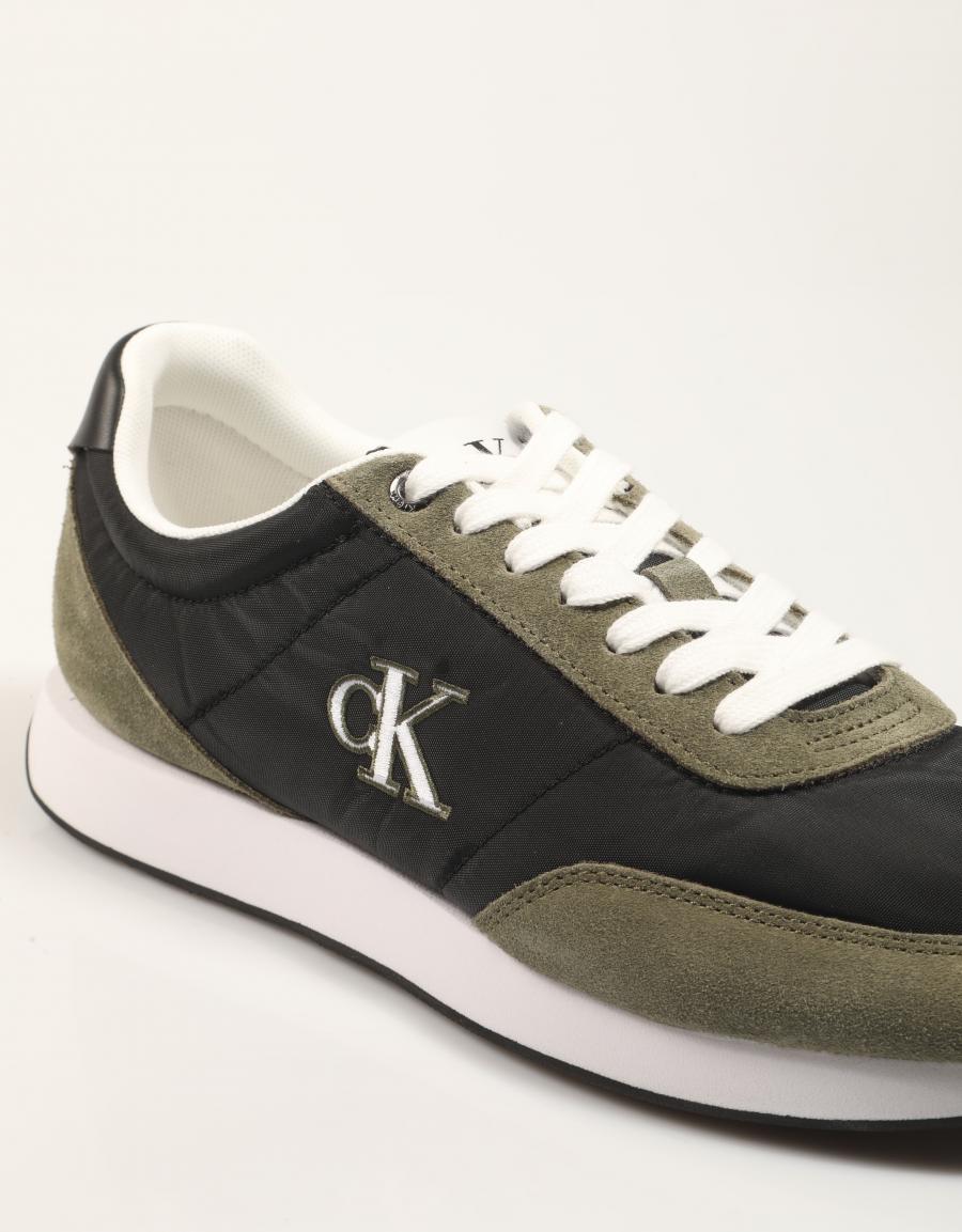 ZAPATILLAS CALVIN KLEIN RETRO RUNNER ESS MIX MAT en color Negro