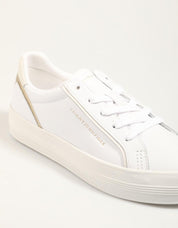 ZAPATILLAS TOMMY HILFIGER ESSENTIAL VULC SNEAKER en color Blanco