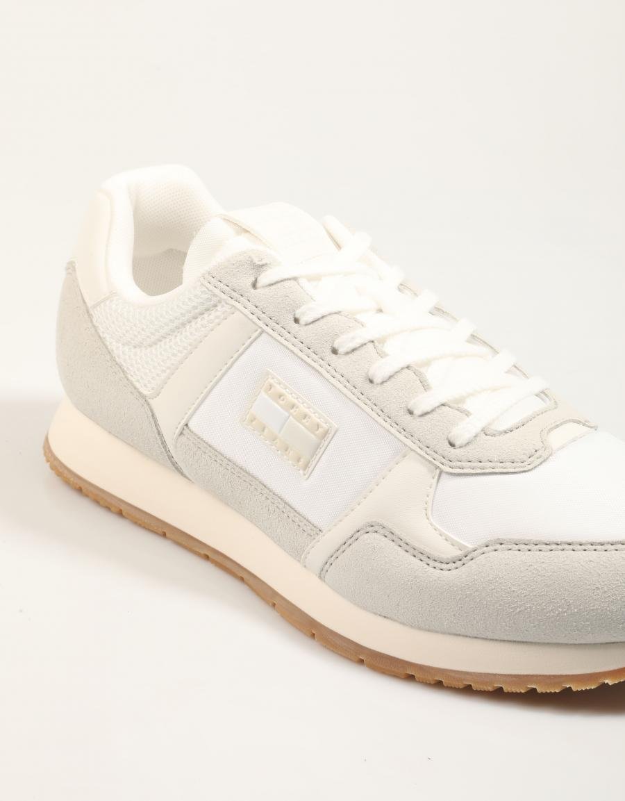 ZAPATILLAS TOMMY HILFIGER TJM RUNNER CASUAL EM0EM01617 en color Hielo