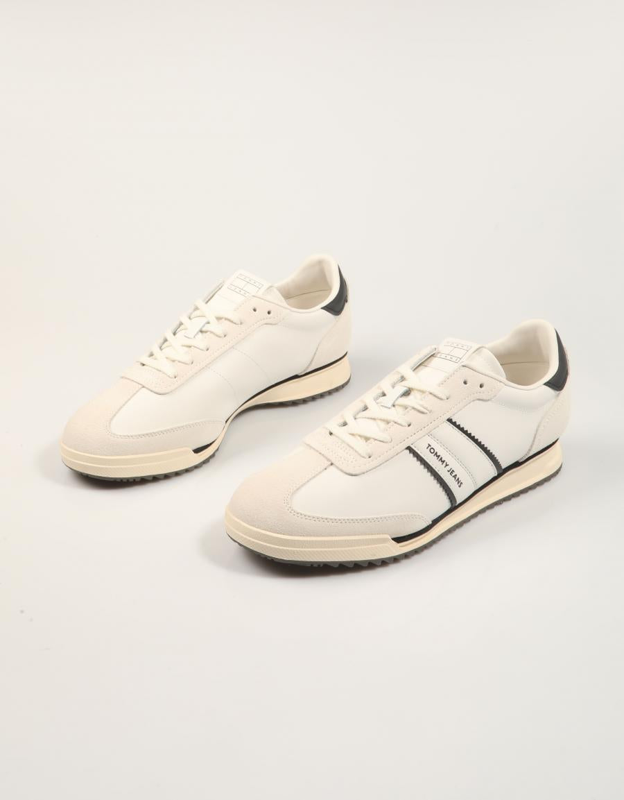 ZAPATILLAS TOMMY HILFIGER TJM RETRO RUNNER CLEATED en color Blanco
