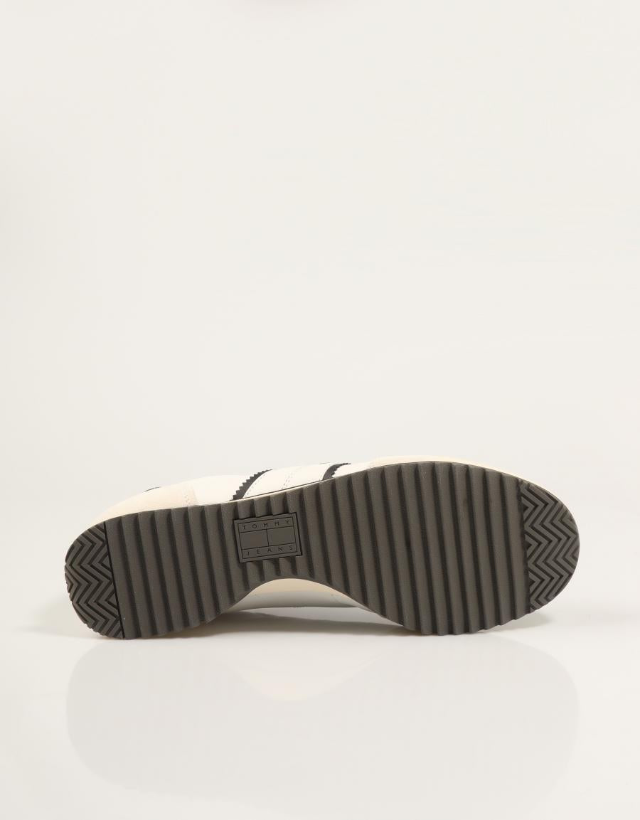 ZAPATILLAS TOMMY HILFIGER TJM RETRO RUNNER CLEATED en color Blanco