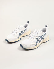 ZAPATILLAS ASICS GEL NUNOBIKI en color Blanco