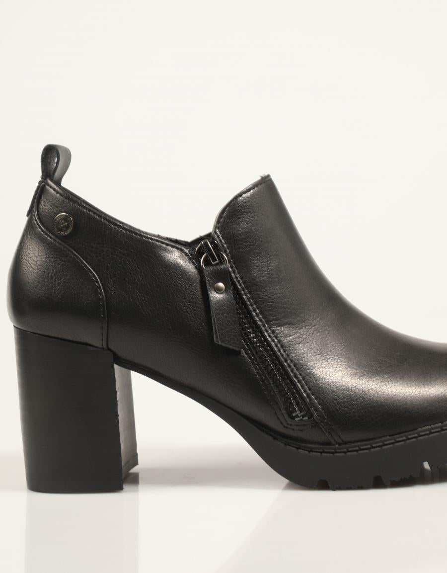 ZAPATOS XTI 144301 en color Negro