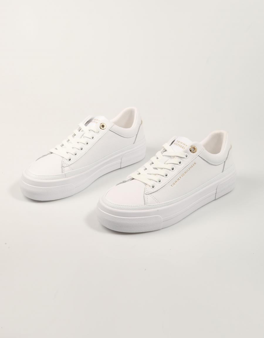 ZAPATILLAS TOMMY HILFIGER KELSEY TH PLATFORM SNEAKER en color Blanco