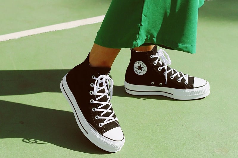 zapatillas-converse-altas-negras-vestido-verde