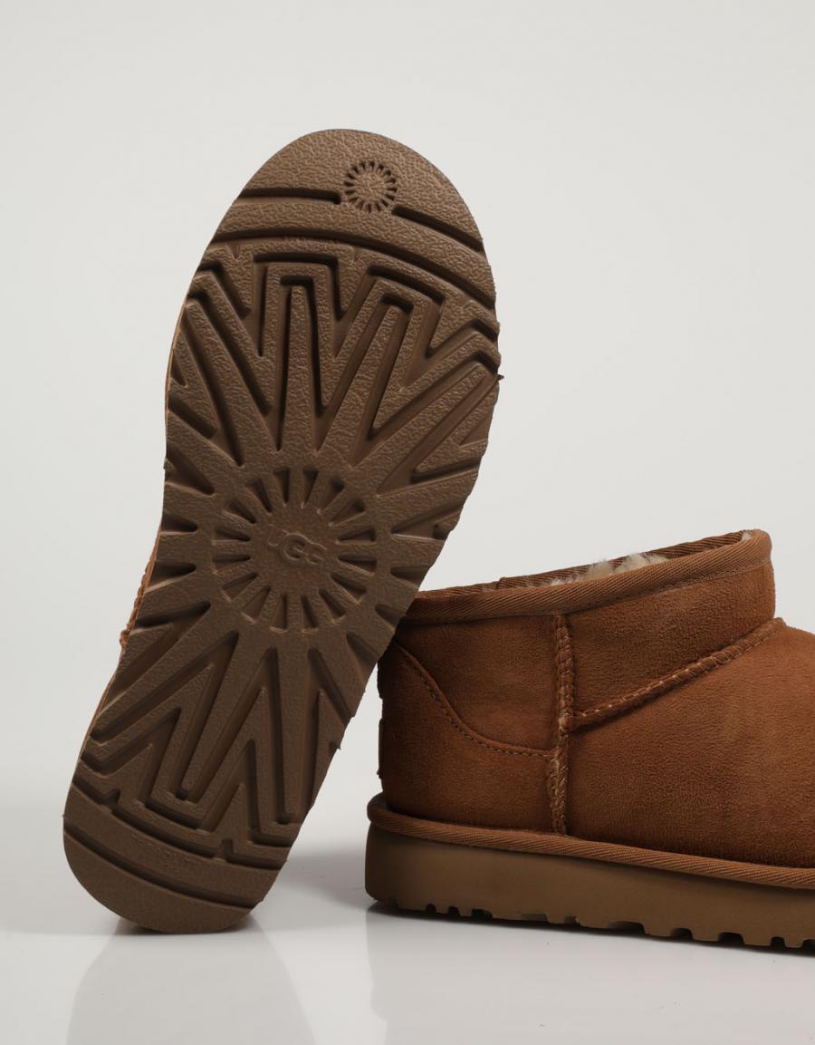BOTINES UGG CLASSIC en color Cuero