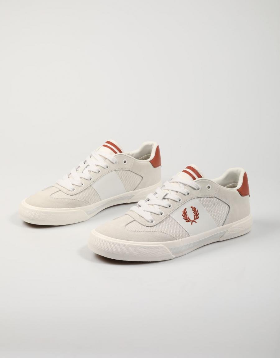ZAPATILLAS FRED PERRY B3305 CLAY SUEDE en color Beige