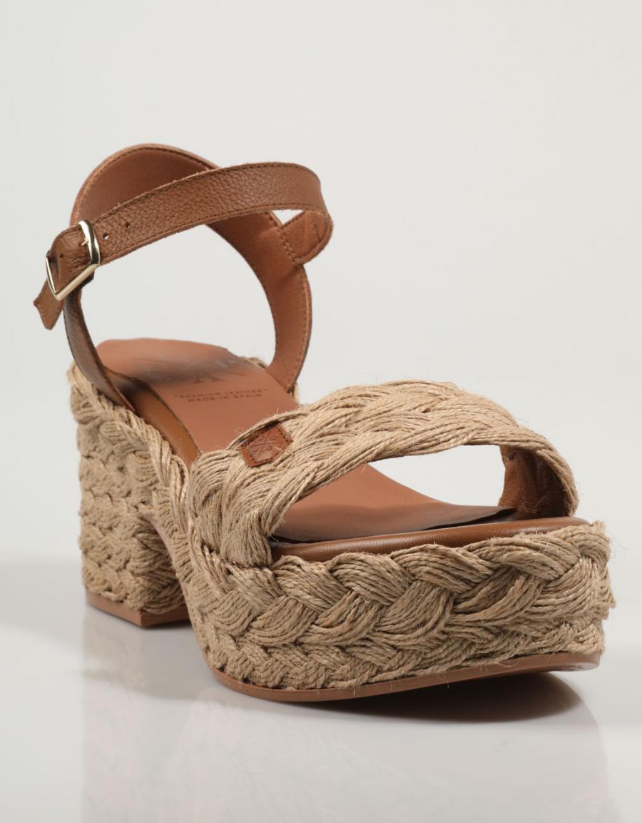 SANDALIAS POPA ARNIA AMUR en color Beige