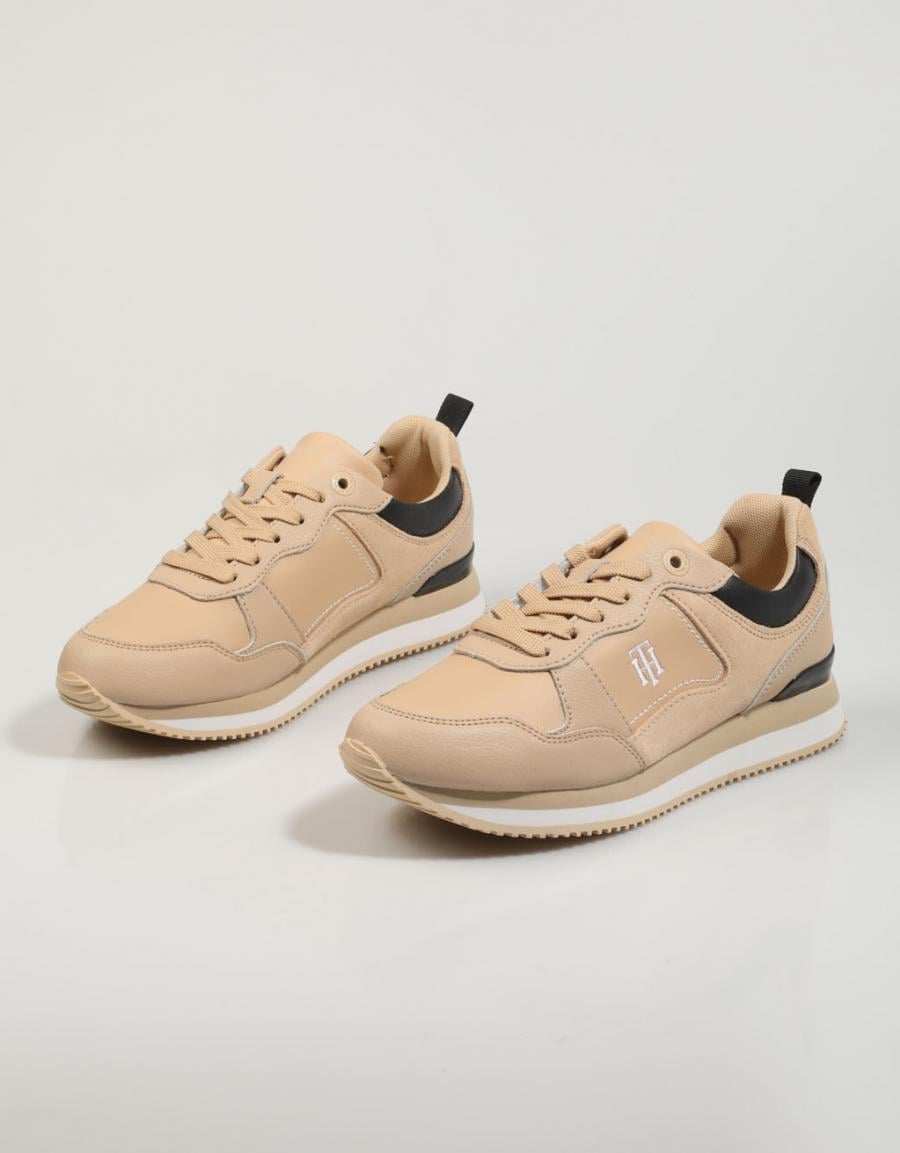 ZAPATILLAS TOMMY HILFIGER FEMENINE ACIVE SNEAKER en color Beige