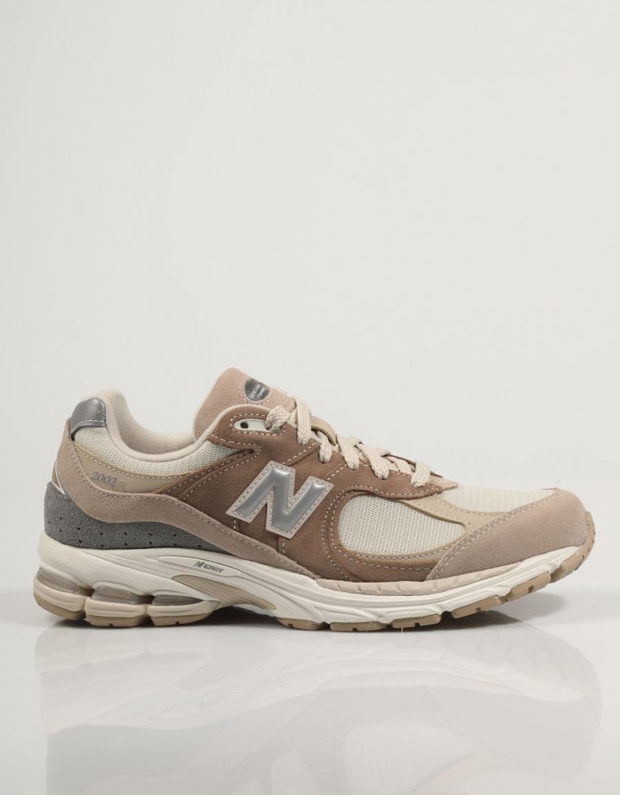 ZAPATILLAS NEW BALANCE M2002 en color Cuero