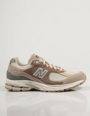 ZAPATILLAS NEW BALANCE M2002 en color Cuero