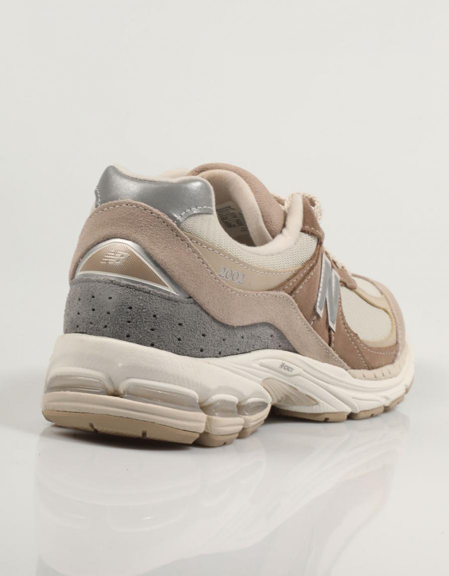 ZAPATILLAS NEW BALANCE M2002 en color Cuero