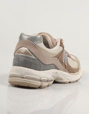 ZAPATILLAS NEW BALANCE M2002 en color Cuero