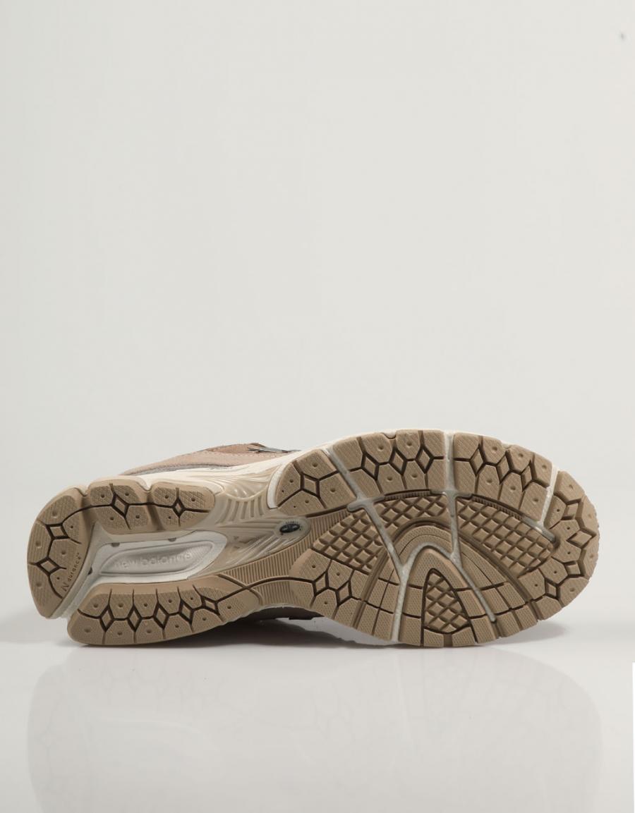 ZAPATILLAS NEW BALANCE M2002 en color Cuero