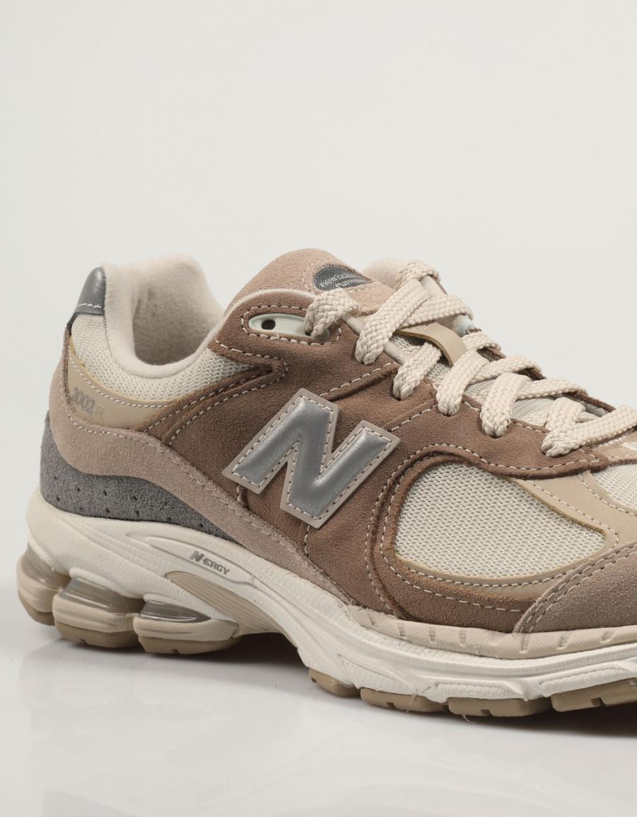 ZAPATILLAS NEW BALANCE M2002 en color Cuero
