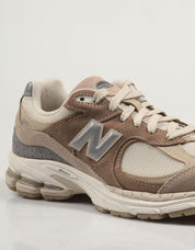 ZAPATILLAS NEW BALANCE M2002 en color Cuero