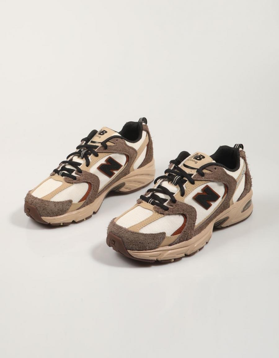 ZAPATILLAS NEW BALANCE MR530 en color Beige