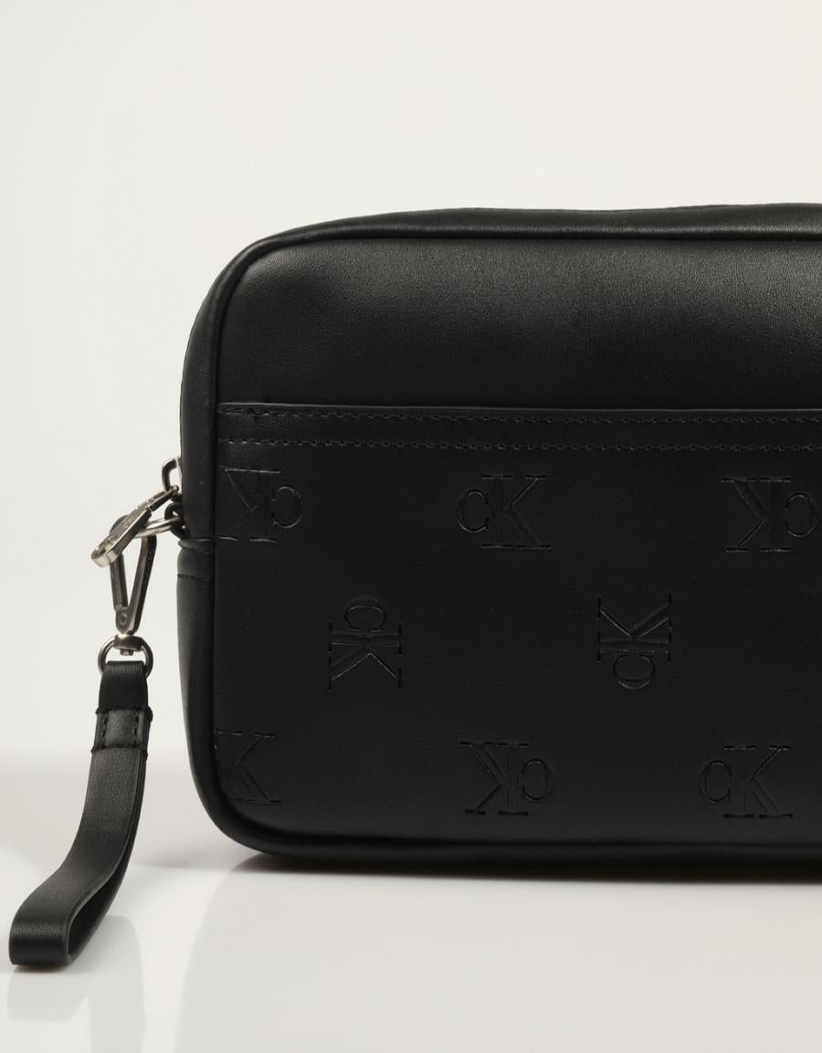 BOLSO CALVIN KLEIN AOP EMBOSS ZIP POUCH