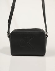 BANDOLERA CALVIN KLEIN SCULPTED CAMERA BAG DEBOSS