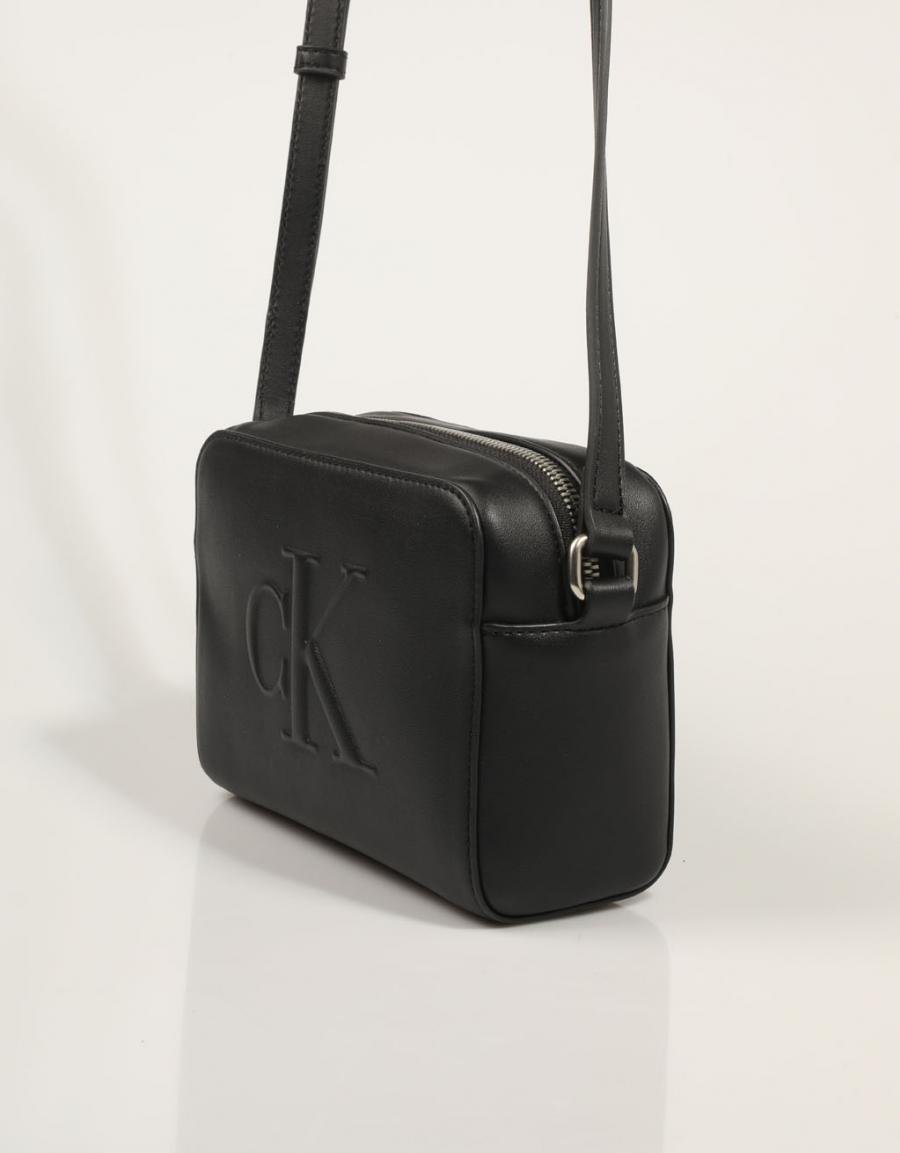 BANDOLERA CALVIN KLEIN SCULPTED CAMERA BAG DEBOSS