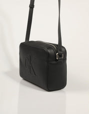 BANDOLERA CALVIN KLEIN SCULPTED CAMERA BAG DEBOSS