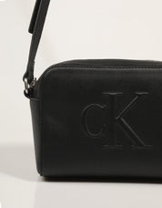 BANDOLERA CALVIN KLEIN SCULPTED CAMERA BAG DEBOSS