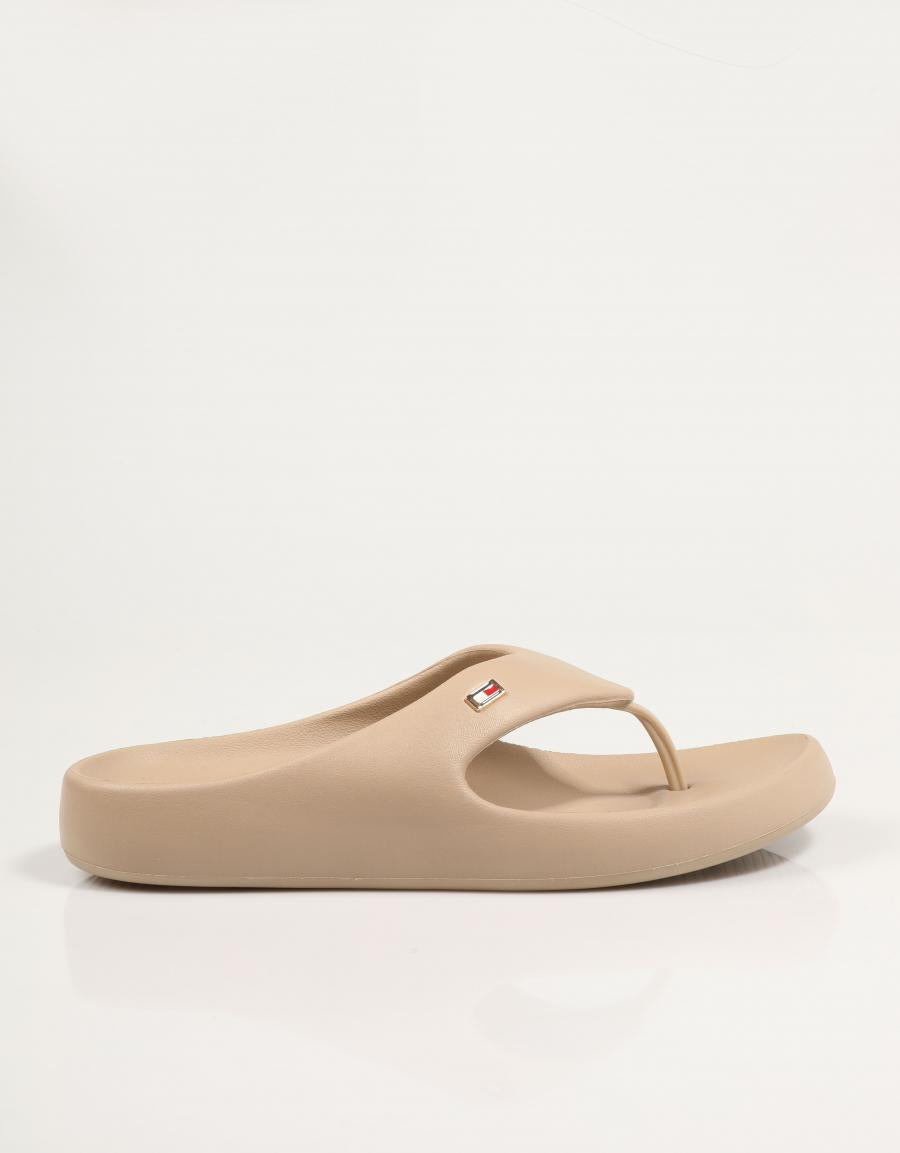 CHANCLAS TOMMY HILFIGER ISLA TH COMFORT BEACH SANDAL en color Beige