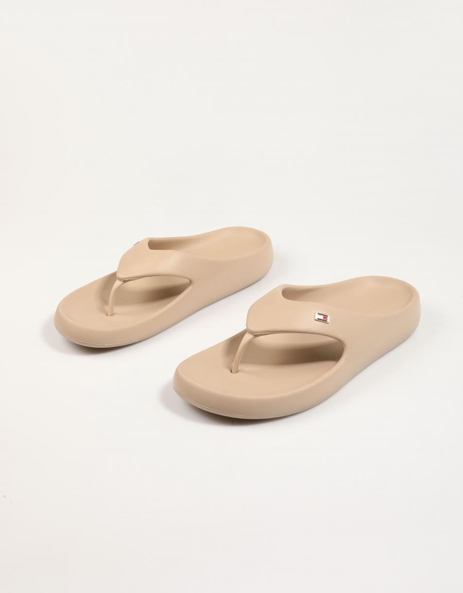CHANCLAS TOMMY HILFIGER ISLA TH COMFORT BEACH SANDAL en color Beige